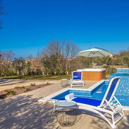 Roko Mit Privatem Pool By Interhome 펜션 *