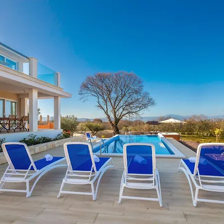 Roko Mit Privatem Pool By Interhome *